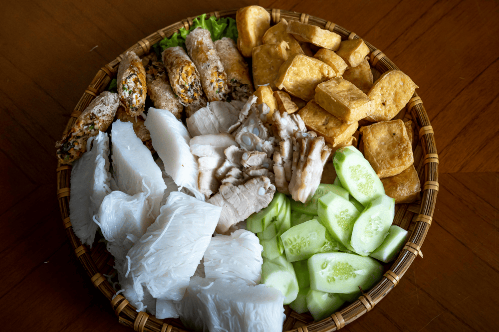 B&uacute;n đậu mắm t&ocirc;m l&agrave; một trong những đặc sản kh&ocirc;ng thể bỏ lỡ khi đến với H&agrave; th&agrave;nh (Nguồn: Pexels)